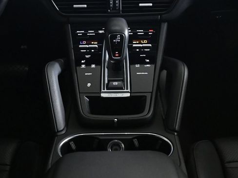Certified 2021 Porsche Cayenne AWD/4WD image 16