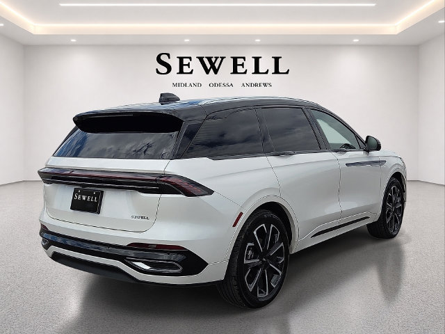 Used 2025 Lincoln Nautilus Reserve AWD/4WD image 4