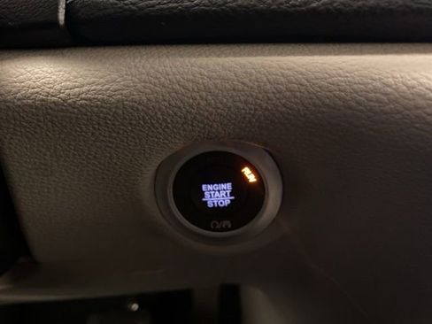 Used 2021 Chrysler Pacifica Limited w/ Uconnect Theater Family Group image 19