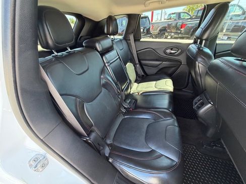 Used 2015 Jeep Cherokee Trailhawk w/ Comfort/Convenience Group AWD/4WD image 8