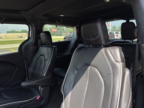 Used 2025 Chrysler Pacifica Limited FWD image 12