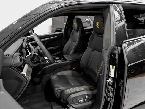 Used 2025 Lamborghini Urus SE image 32
