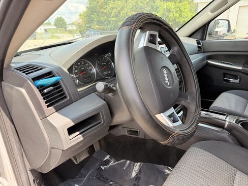 Used 2010 Jeep Grand Cherokee Laredo AWD/4WD image 17