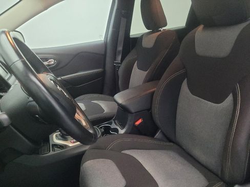 Used 2014 Jeep Cherokee Latitude w/ Cold Weather Group FWD image 17