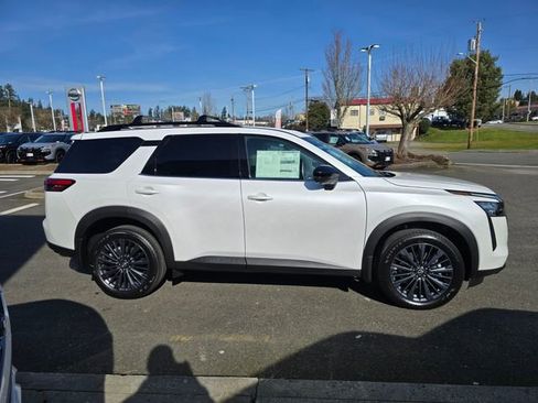 New 2026 Nissan Pathfinder SL image 4