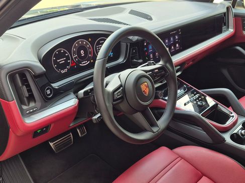 Certified 2026 Porsche Cayenne AWD/4WD image 4