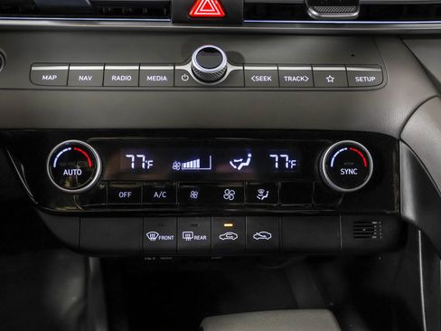 Used 2024 Hyundai Elantra SEL image 32