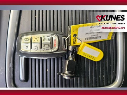 Used 2023 Chrysler Pacifica Touring-L FWD image 18