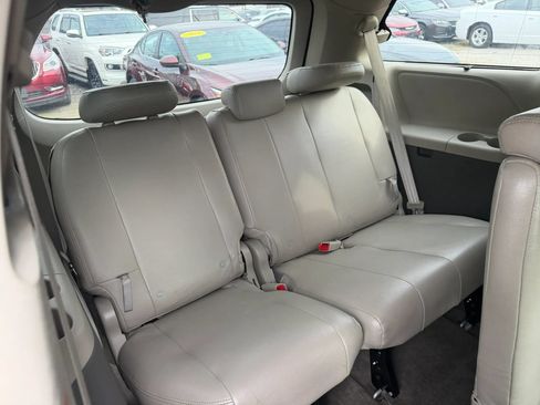 Used 2017 Toyota Sienna LE FWD image 27