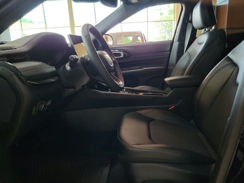 Used 2025 Jeep Compass Latitude w/ Sun & Sound Group AWD/4WD image 7
