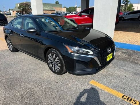 Used 2025 Nissan Altima 2.5 SV FWD image 2