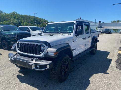 Used 2024 Jeep Gladiator Sport AWD/4WD image 5