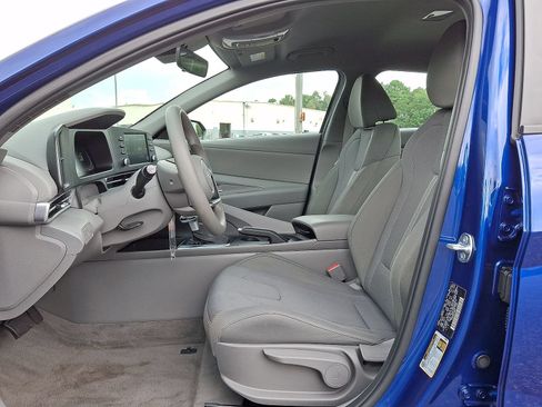 Used 2025 Hyundai Elantra SE FWD image 17