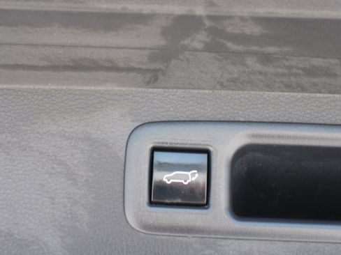 Used 2023 Toyota Highlander XLE FWD image 16