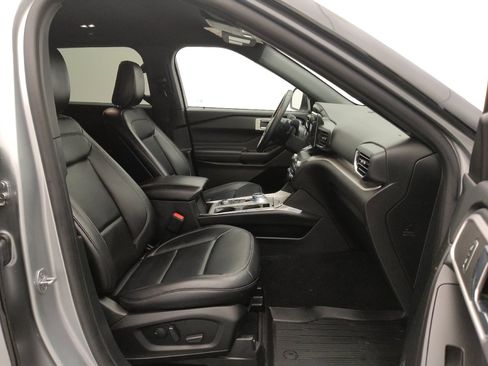 Used 2020 Ford Explorer XLT w/ Equipment Group 202A AWD/4WD image 21