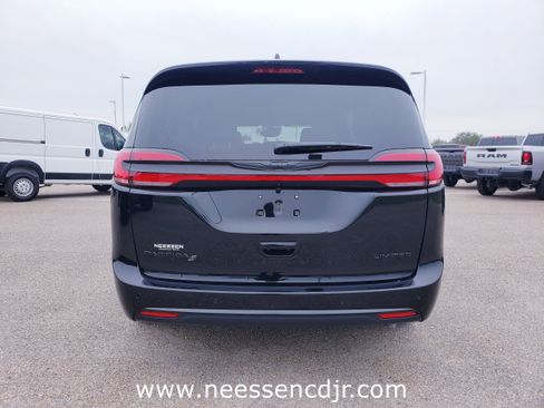 New 2026 Chrysler Pacifica Limited image 6