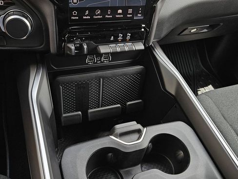 New 2026 RAM 1500 4x4 Crew Cab image 18