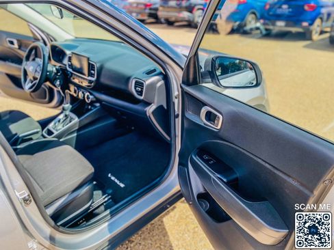Used 2025 Hyundai Venue SE FWD image 15