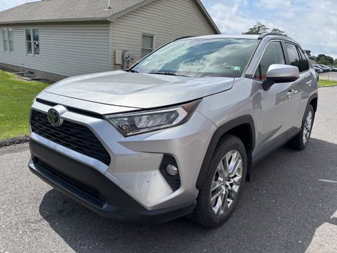 Used 2019 Toyota RAV4 XLE Premium w/ Cold Weather Package AWD/4WD image 8
