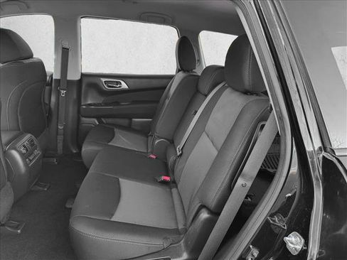 Used 2017 Nissan Pathfinder S image 16