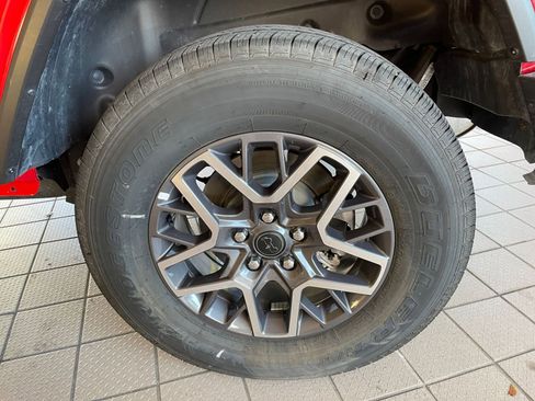 Used 2025 Jeep Wrangler Sahara image 29