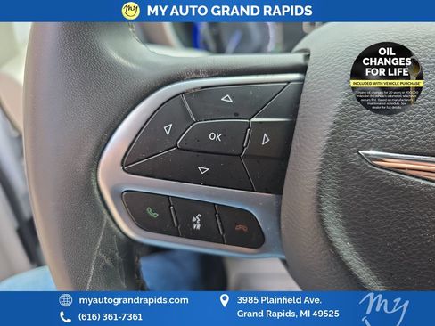 Used 2023 Chrysler Pacifica Touring-L FWD image 14