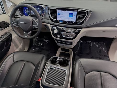 Used 2023 Chrysler Pacifica Touring-L FWD image 12