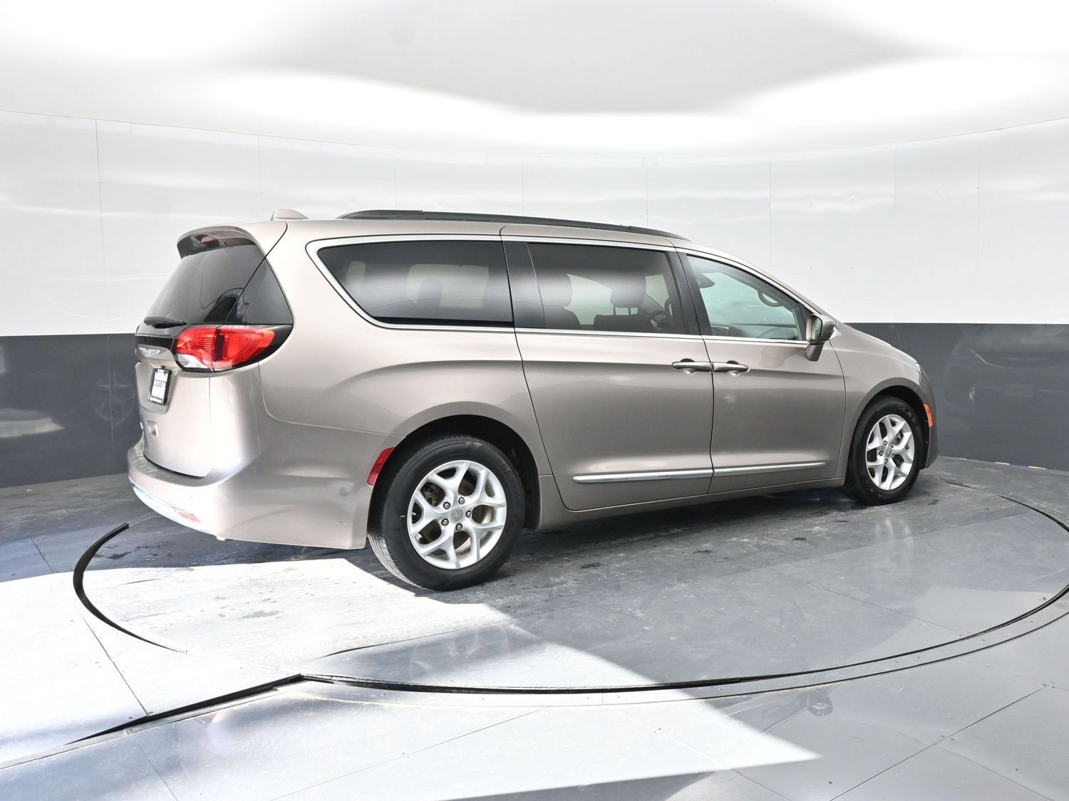 Used 2017 Chrysler Pacifica Touring-L w/ Tire & Wheel Group FWD image 10
