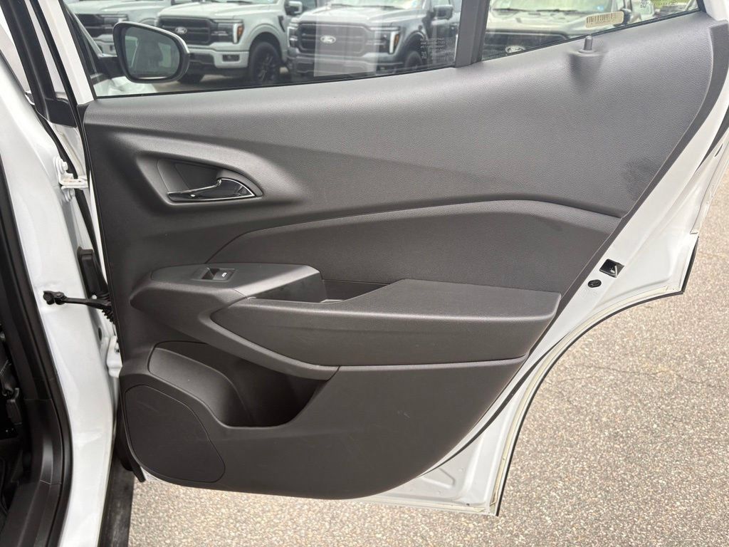 Used 2025 Chevrolet Trax LT FWD image 21