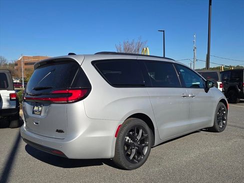 New 2026 Chrysler Pacifica Select w/ S Appearance Package image 3