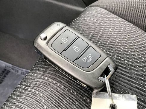 Certified 2026 Hyundai Venue SE FWD image 12