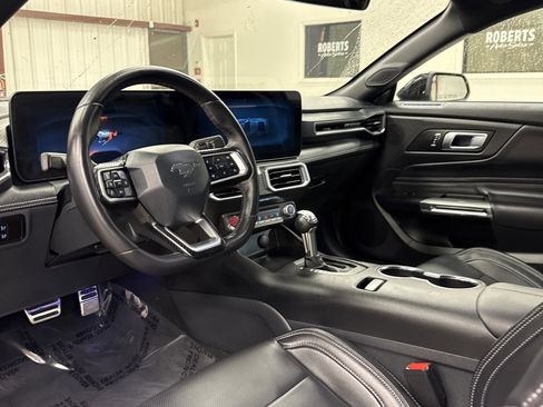 Used 2025 Ford Mustang Premium image 7