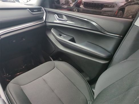 Used 2023 Jeep Grand Cherokee Laredo image 20