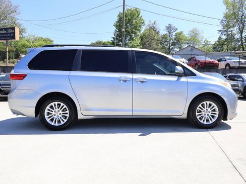 Used 2015 Toyota Sienna XLE image 8