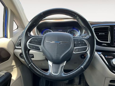 Used 2019 Chrysler Pacifica Touring-L Plus FWD image 12