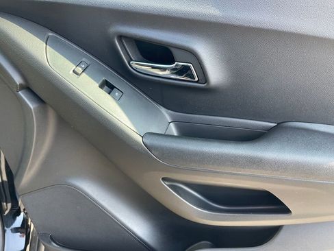Used 2019 Chevrolet Trax LT w/ LT Convenience Package FWD image 20