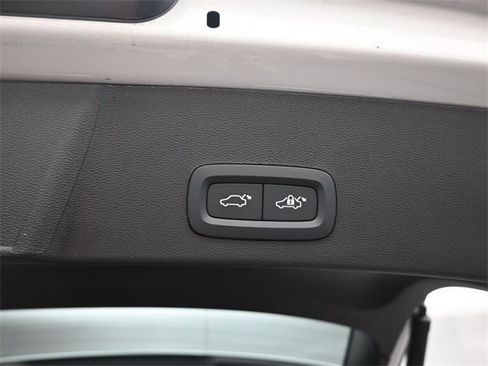 Used 2025 Volvo XC40 B5 Plus w/ Protection Package Premier image 32