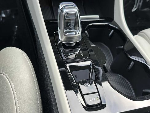 Used 2025 Volvo XC40 B5 Plus w/ Protection Package Premier image 31