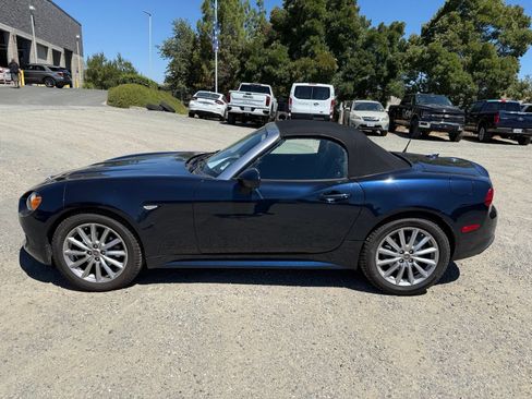 Used 2018 FIAT 124 Spider Lusso w/ Convenience Group RWD image 2