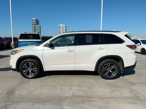 Used 2016 Toyota Highlander XLE image 2