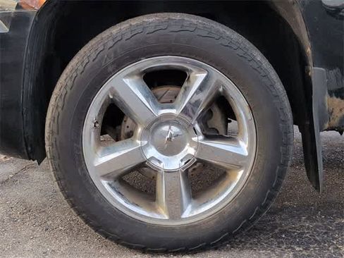 Used 2013 Chevrolet Avalanche LTZ image 14