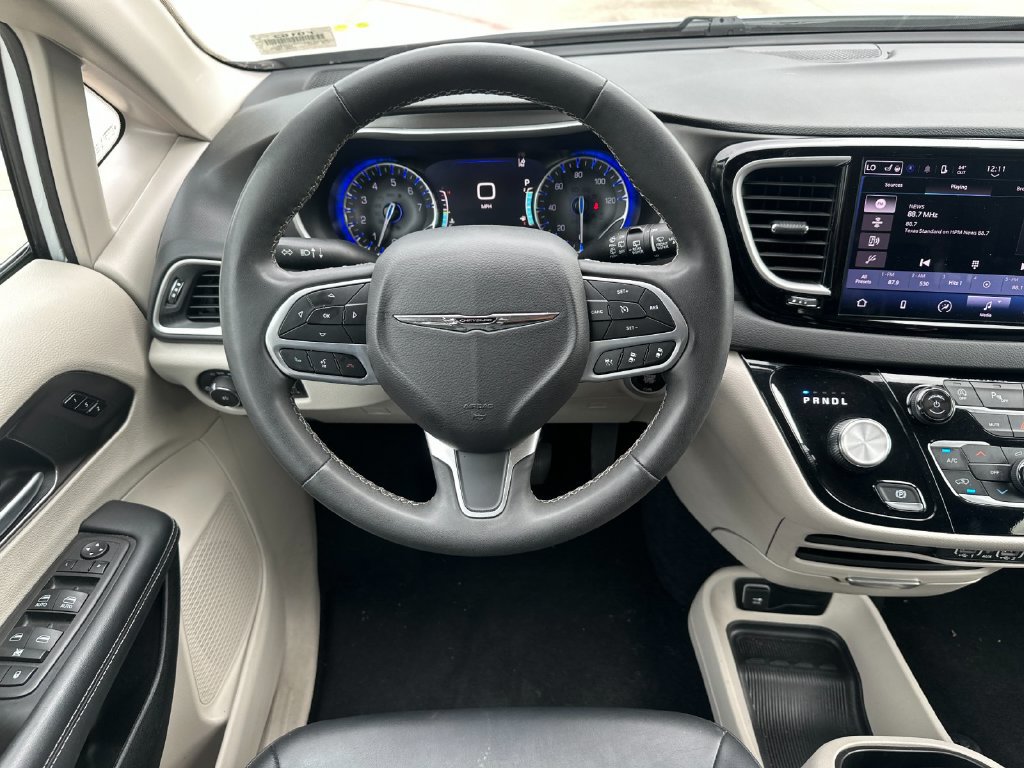 Used 2024 Chrysler Pacifica Touring-L FWD image 13
