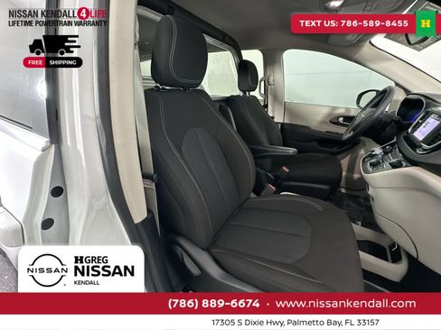 Used 2023 Chrysler Voyager LX image 31