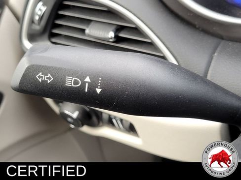 Used 2023 Chrysler Pacifica Touring-L FWD image 31