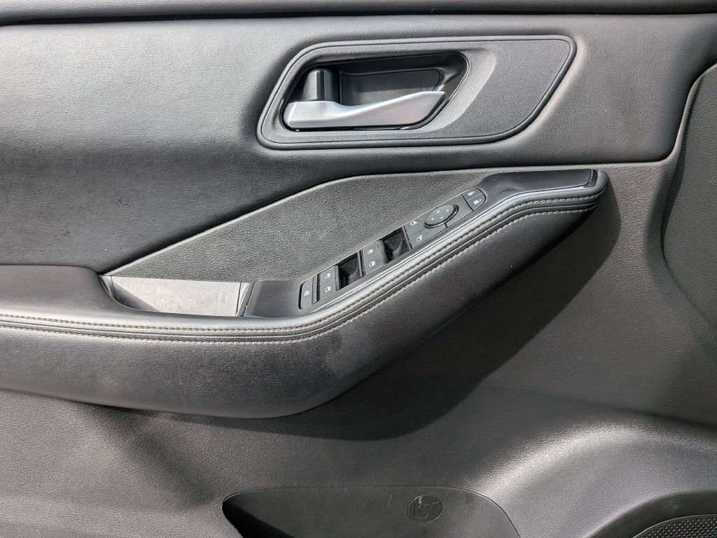 Used 2025 Nissan Rogue SV AWD/4WD image 26