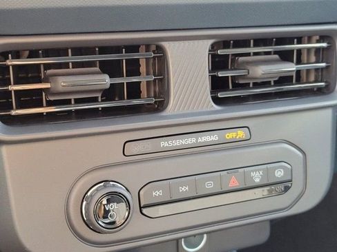 New 2025 Ford Maverick XL image 18