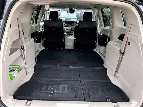 Used 2023 Chrysler Pacifica Touring-L FWD image 8