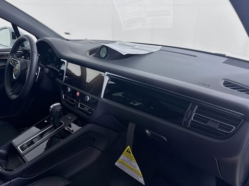 Certified 2025 Porsche Macan image 23