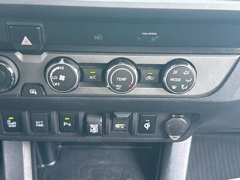 Used 2020 Toyota Tacoma TRD Sport w/ Technology Package AWD/4WD image 29