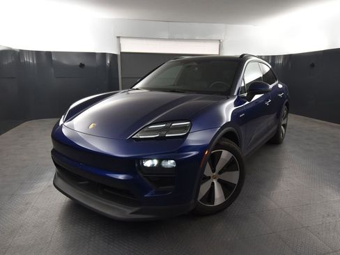 Certified 2024 Porsche Macan 4 Electric AWD/4WD image 36